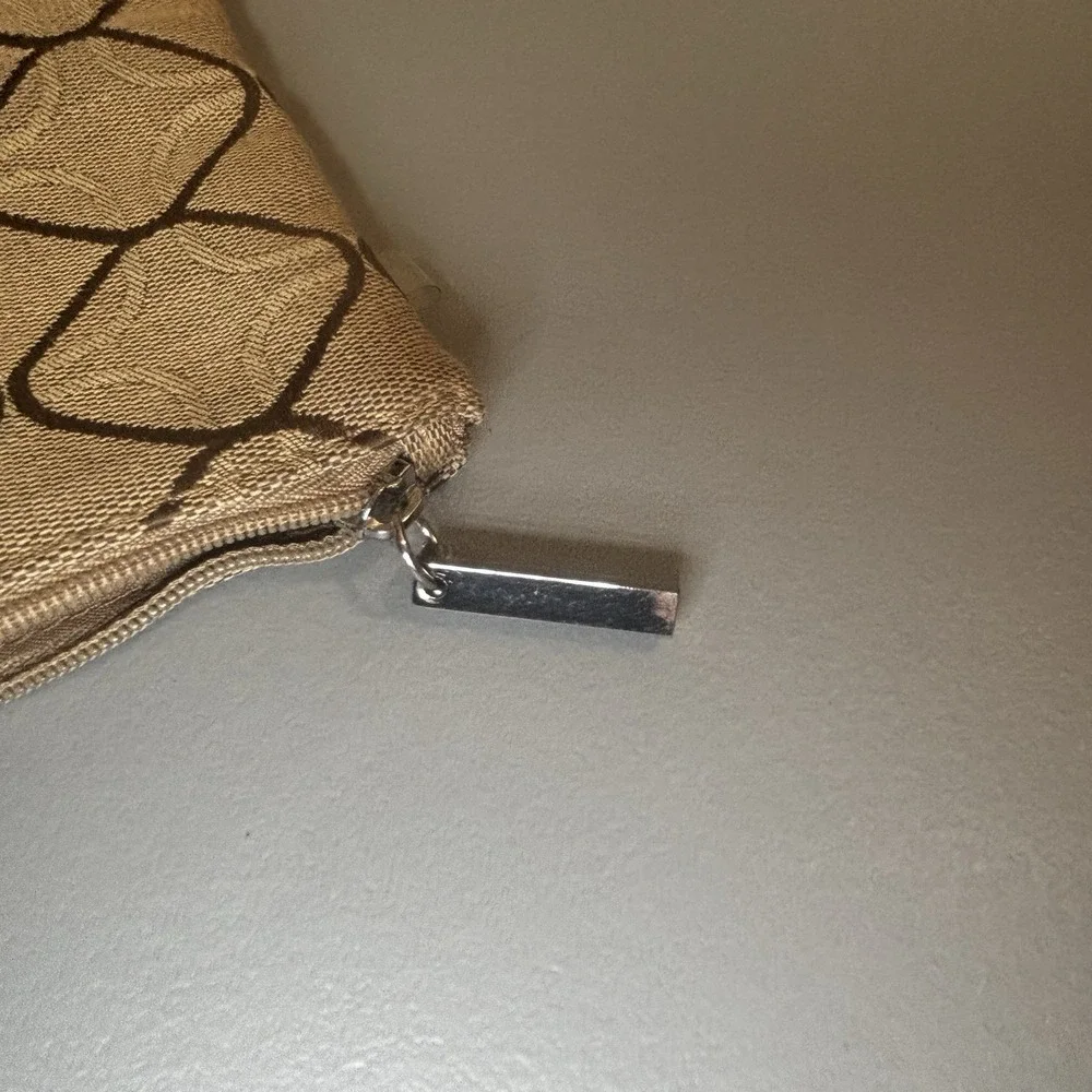 Nine West Beige Tan Geometric Pattern Cosmetic Toiletries Bag Zip Silver Clean